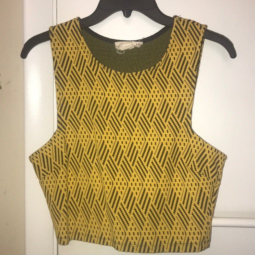 Crop top yellow and black patterned shirt